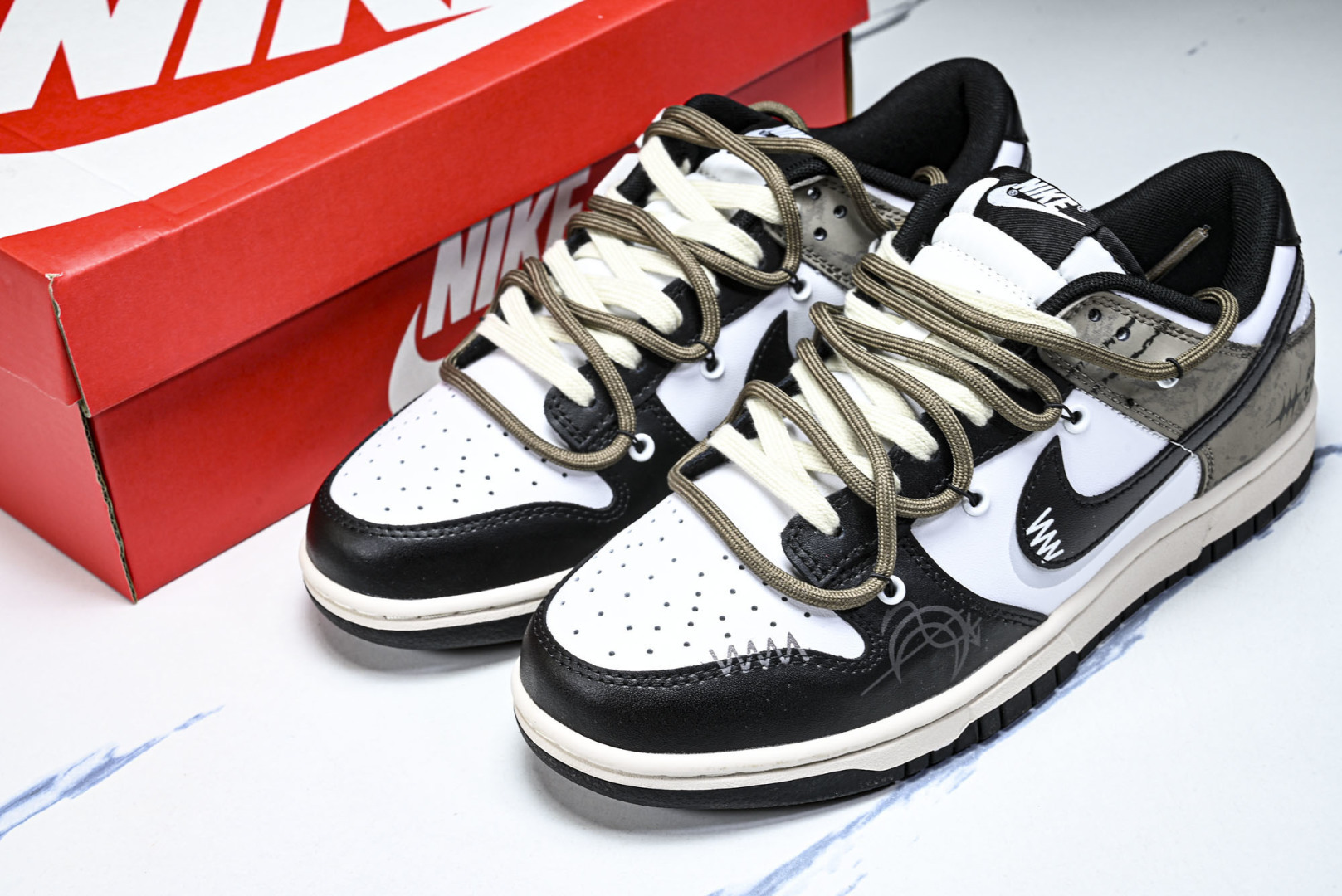 Dunk 尺码:36-46纯原出品-SB Dunk Low 绑带白灰色 SB低帮运动休闲板鞋 DD150