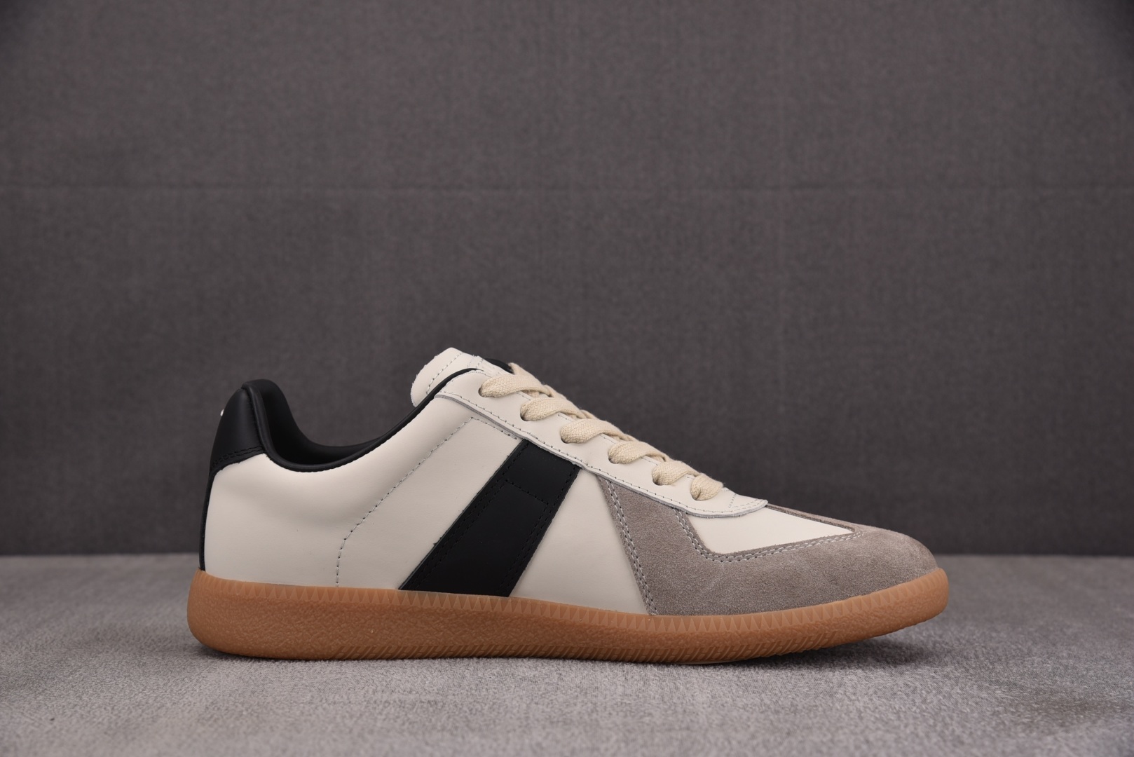 马吉拉 尺码:35-45纯原出品-Maison Margiela 梅森·马吉拉德训鞋 白黑棕 YZ022