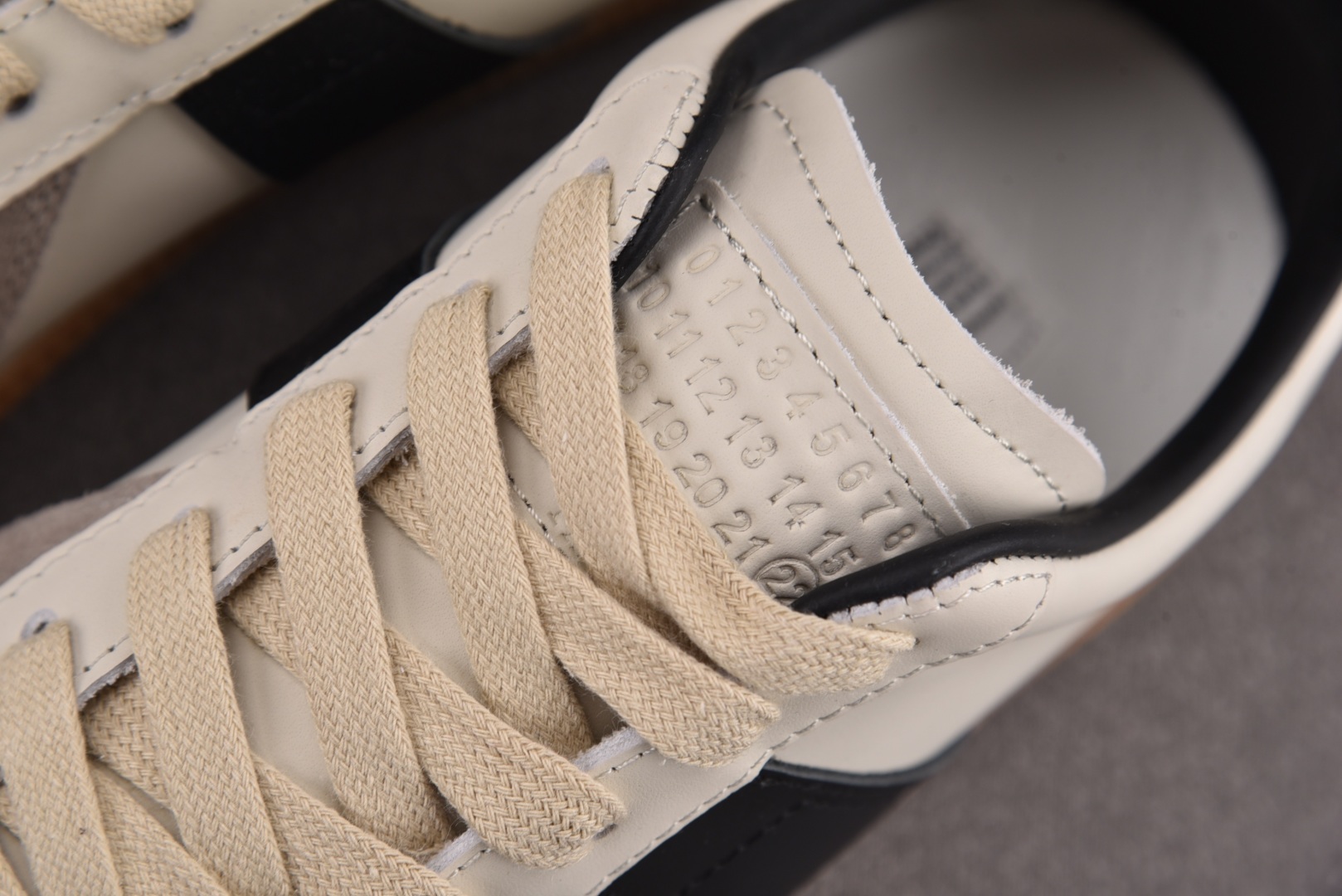 马吉拉 尺码:35-45纯原出品-Maison Margiela 梅森·马吉拉德训鞋 白黑棕 YZ022