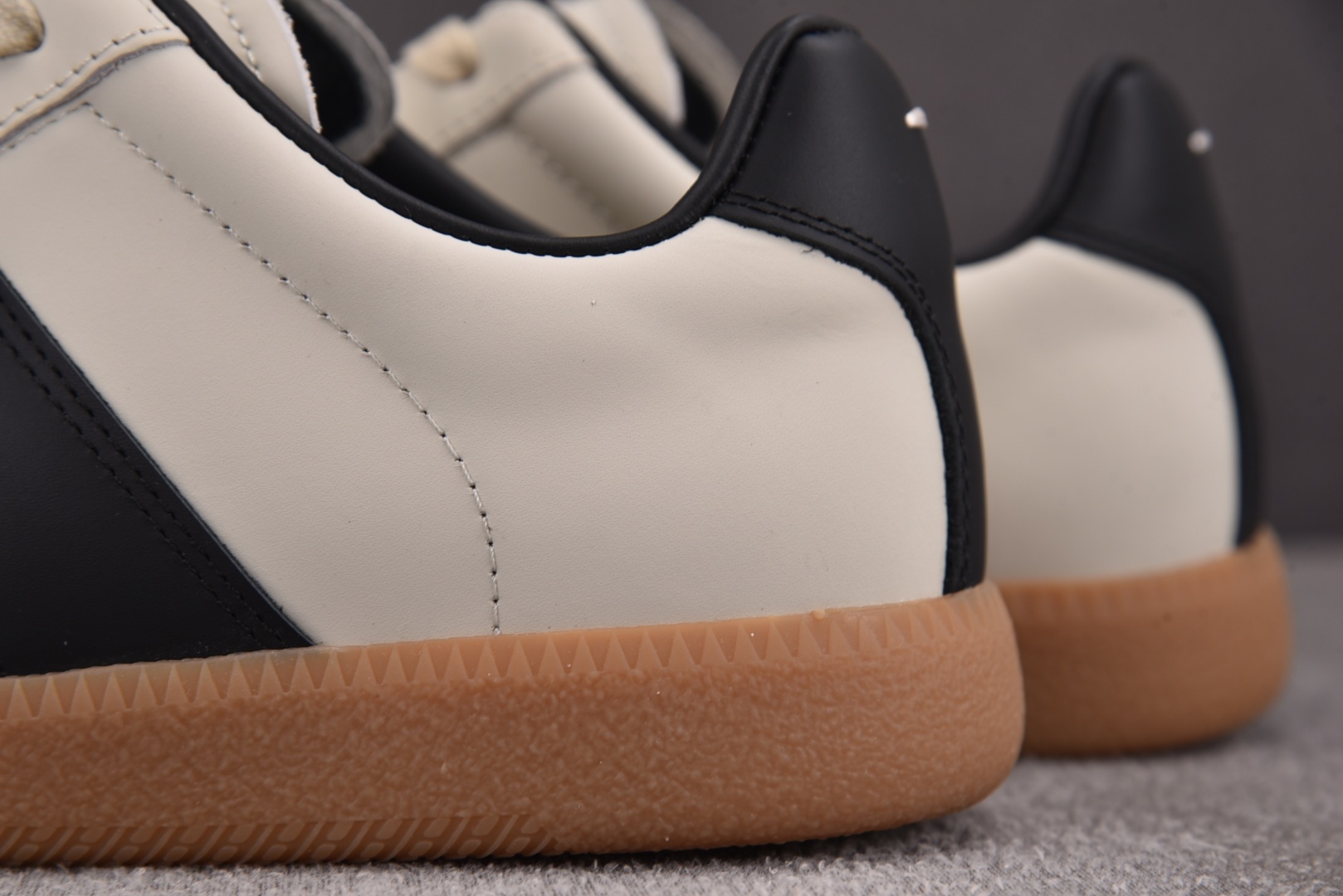 马吉拉 尺码:35-45纯原出品-Maison Margiela 梅森·马吉拉德训鞋 白黑棕 YZ022