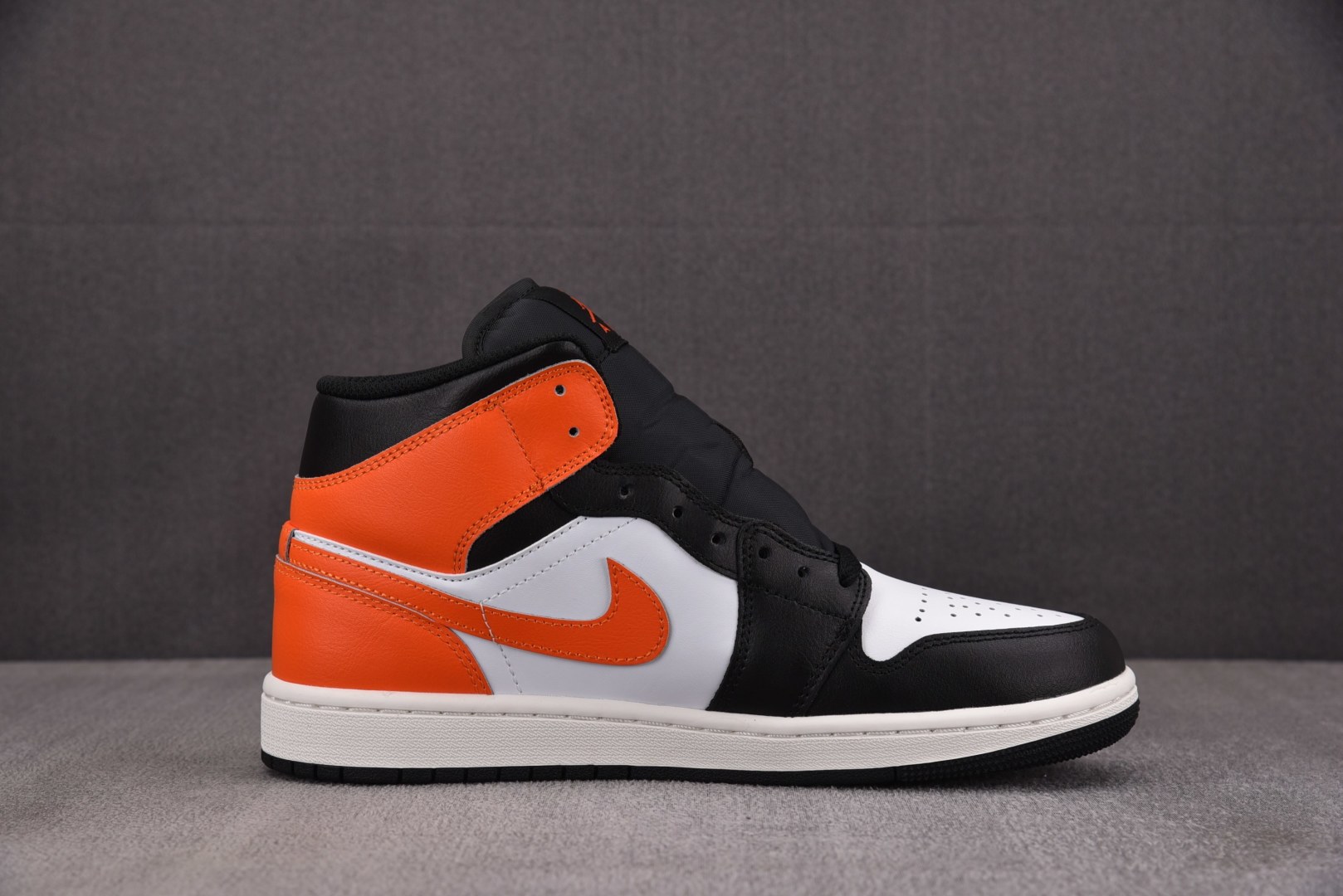 Mid中帮 尺码:40-46纯原版出品-Air Jordan 1 Mid Black Toe Starf