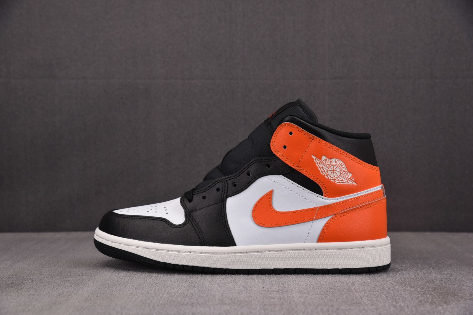 Mid中帮 尺码:40-46纯原版出品-Air Jordan 1 Mid Black Toe Starf