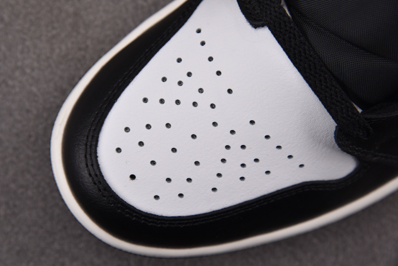 Mid中帮 尺码:40-46纯原版出品-Air Jordan 1 Mid Black Toe Starf