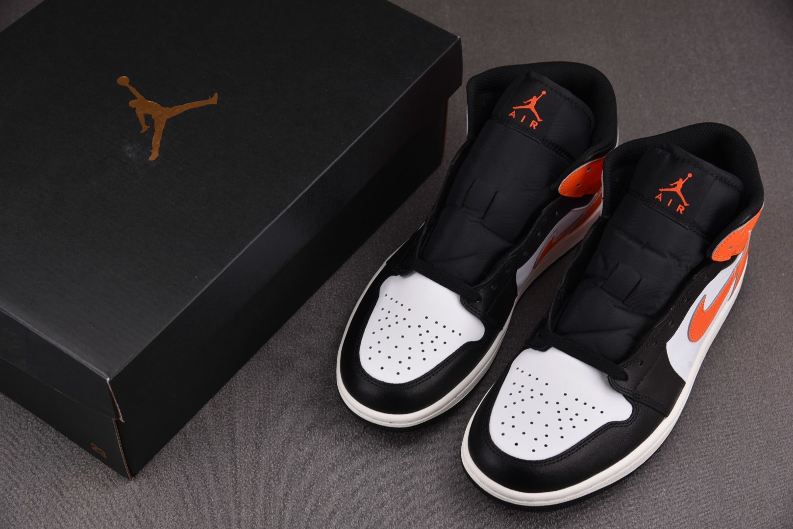 Mid中帮 尺码:40-46纯原版出品-Air Jordan 1 Mid Black Toe Starf