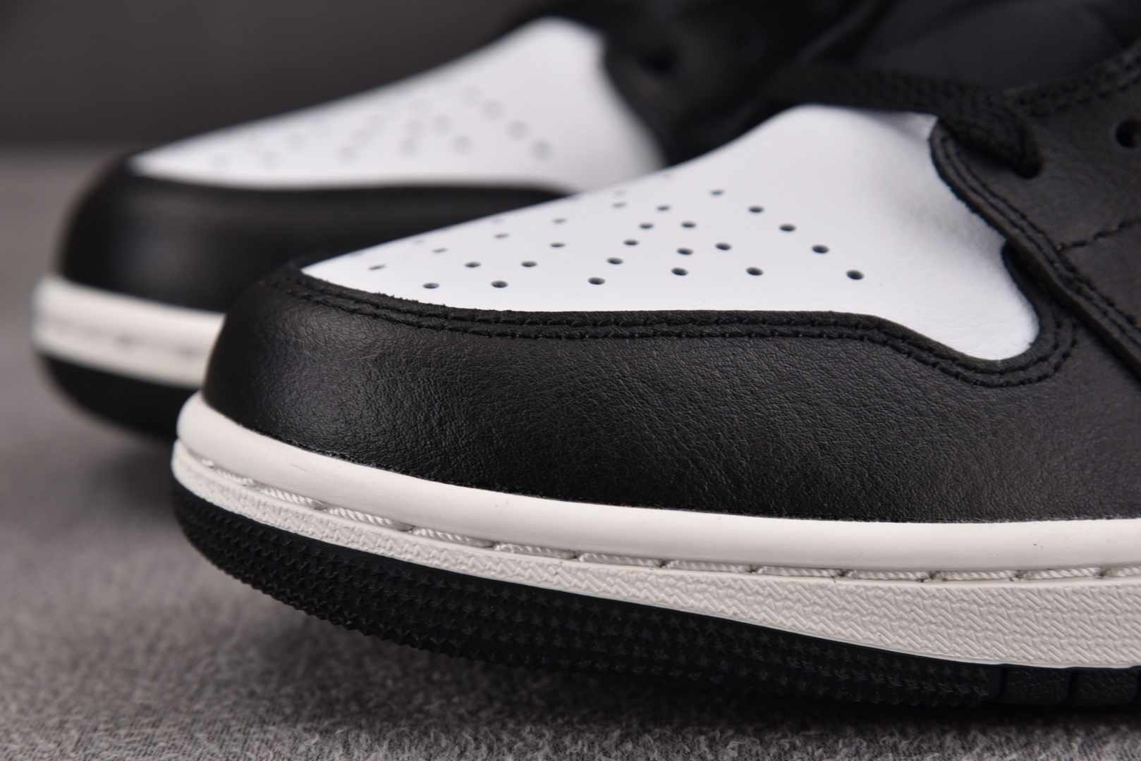 Mid中帮 尺码:40-46纯原版出品-Air Jordan 1 Mid Black Toe Starf