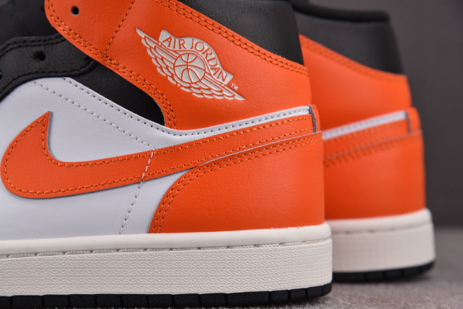 Mid中帮 尺码:40-46纯原版出品-Air Jordan 1 Mid Black Toe Starf