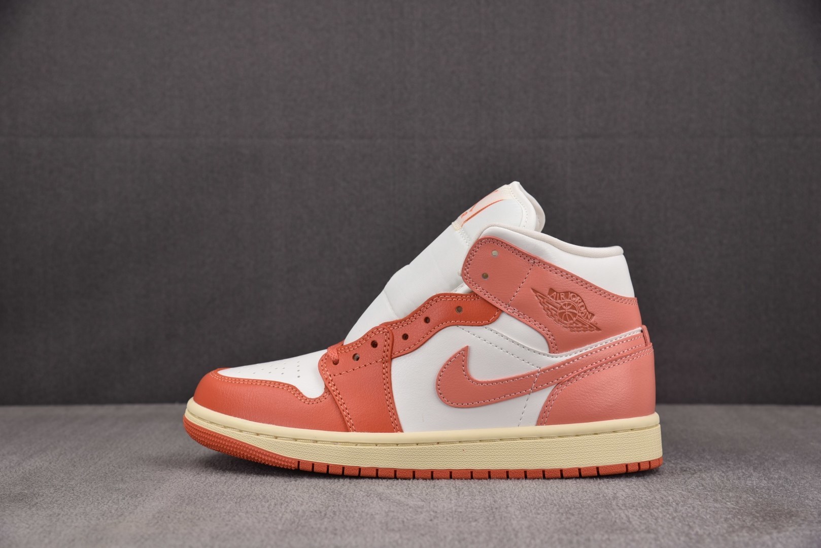 Mid中帮 尺码:35.5-46纯原版出品-WMNS Air Jordan 1 Mid Madder R