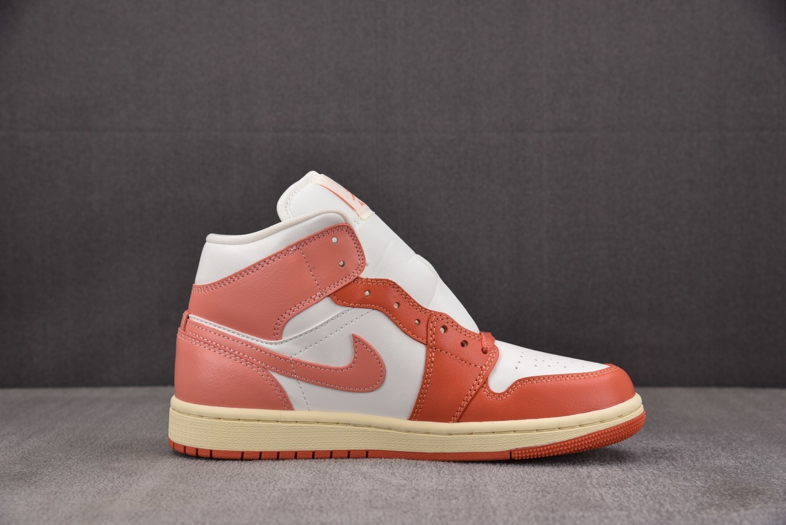 Mid中帮 尺码:35.5-46纯原版出品-WMNS Air Jordan 1 Mid Madder R