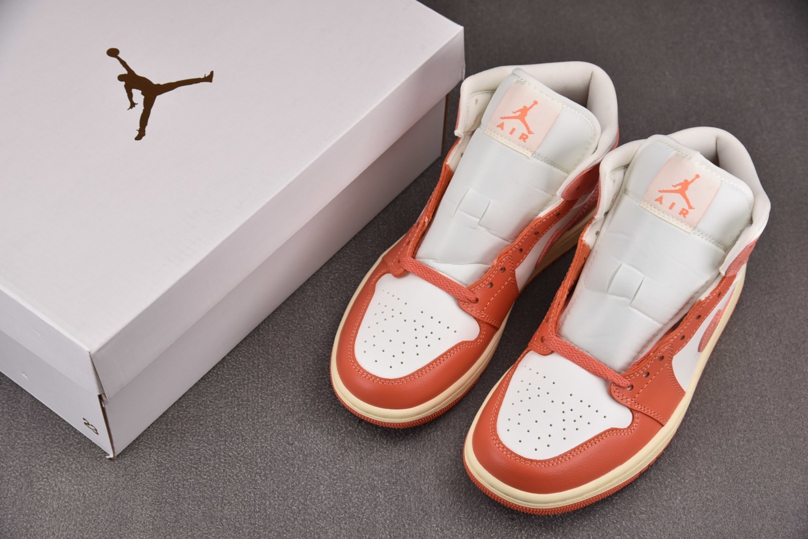 Mid中帮 尺码:35.5-46纯原版出品-WMNS Air Jordan 1 Mid Madder R
