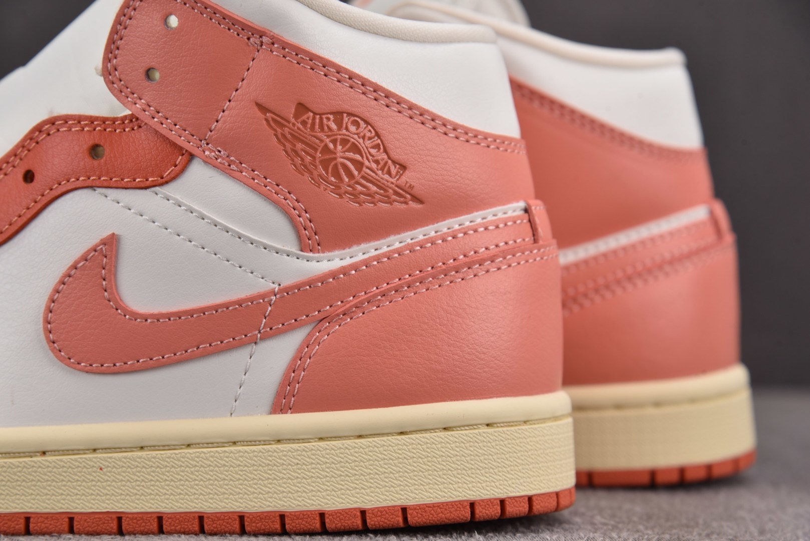 Mid中帮 尺码:35.5-46纯原版出品-WMNS Air Jordan 1 Mid Madder R