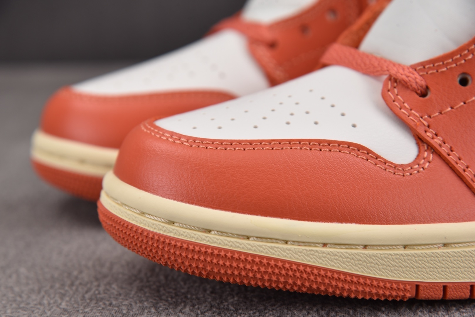 Mid中帮 尺码:35.5-46纯原版出品-WMNS Air Jordan 1 Mid Madder R