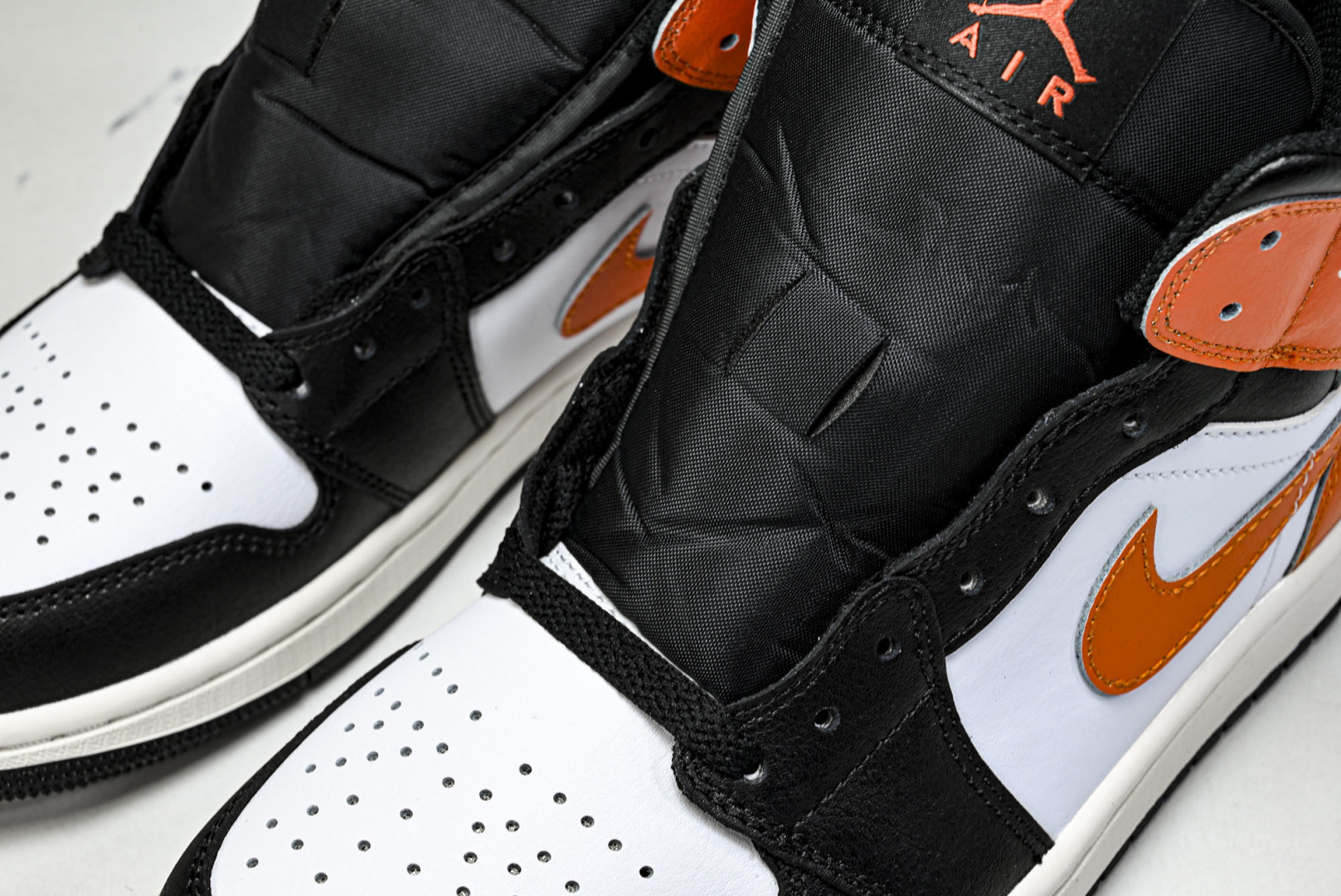 Mid中帮 尺码:40-46纯原出品-Air Jordan 1 Mid AJ1 乔1黑白橙 DQ8426