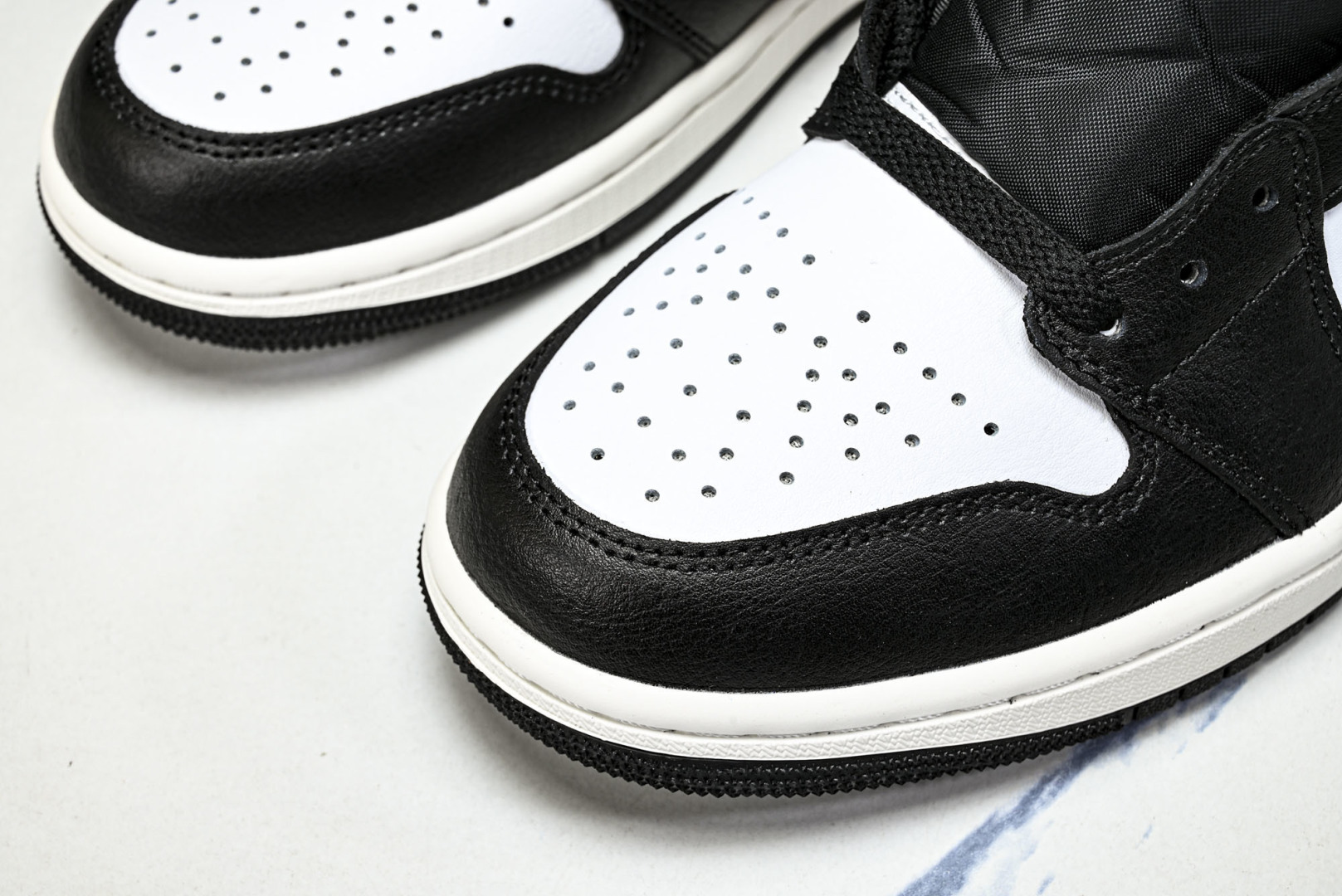 Mid中帮 尺码:40-46纯原出品-Air Jordan 1 Mid AJ1 乔1黑白橙 DQ8426