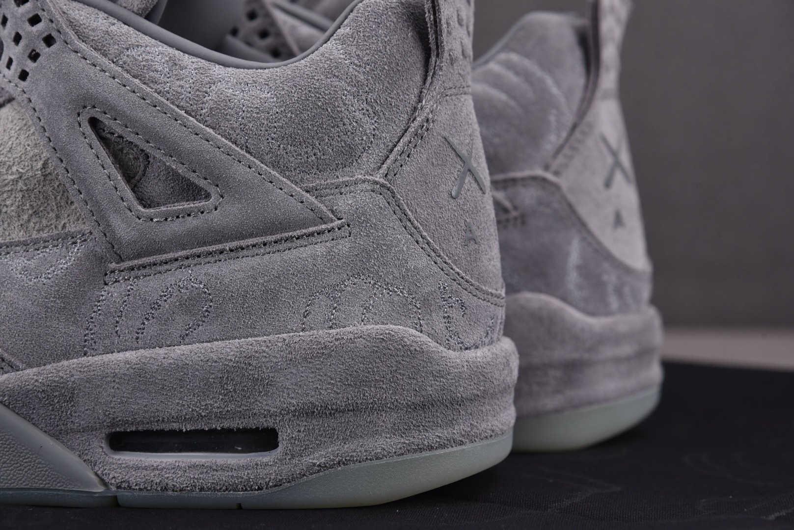 AJ4 灰麂皮 尺码：40.5-47.5Air Jordan 4 Retro Kaws 灰麂皮 夜光鞋底