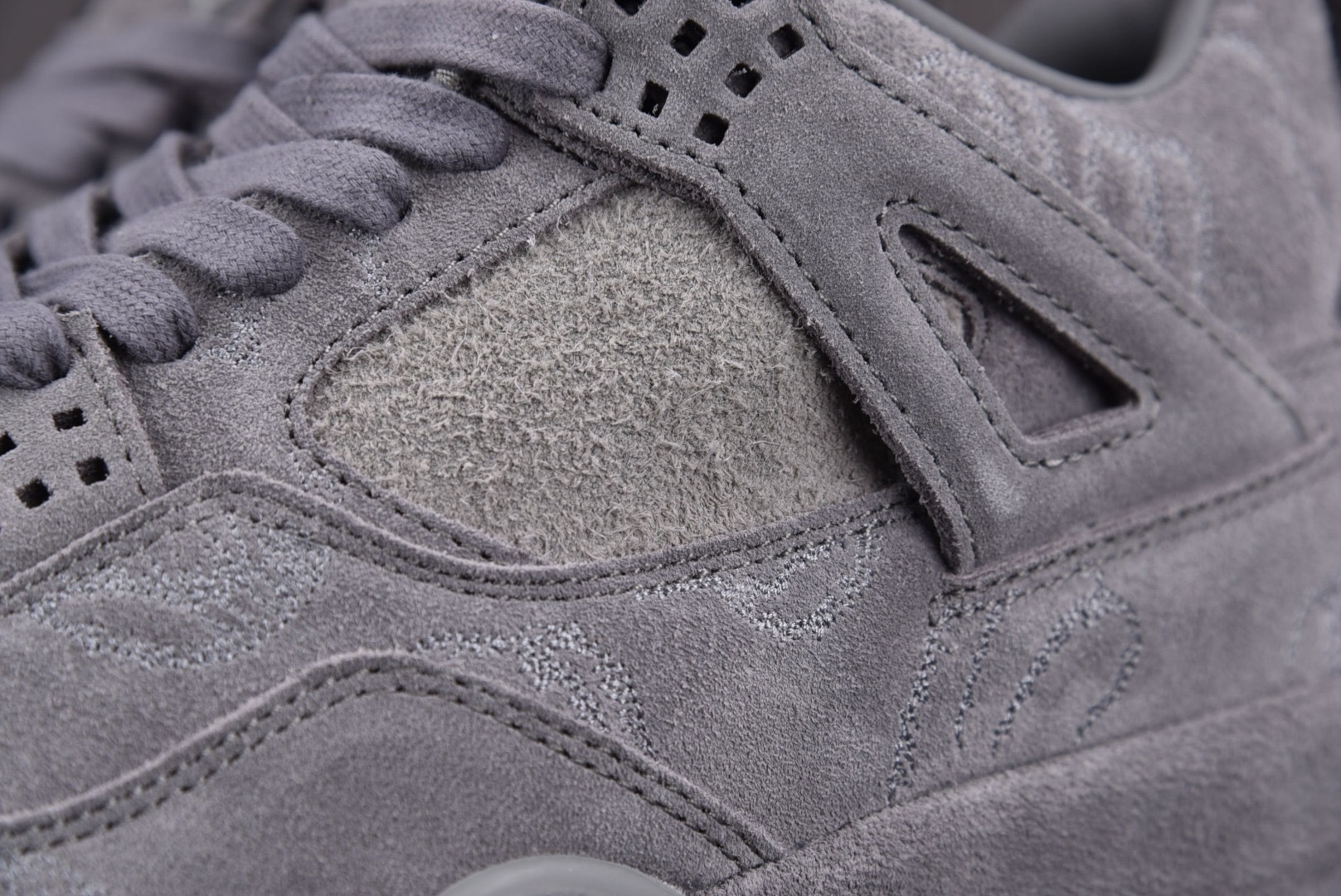 AJ4 灰麂皮 尺码：40.5-47.5Air Jordan 4 Retro Kaws 灰麂皮 夜光鞋底