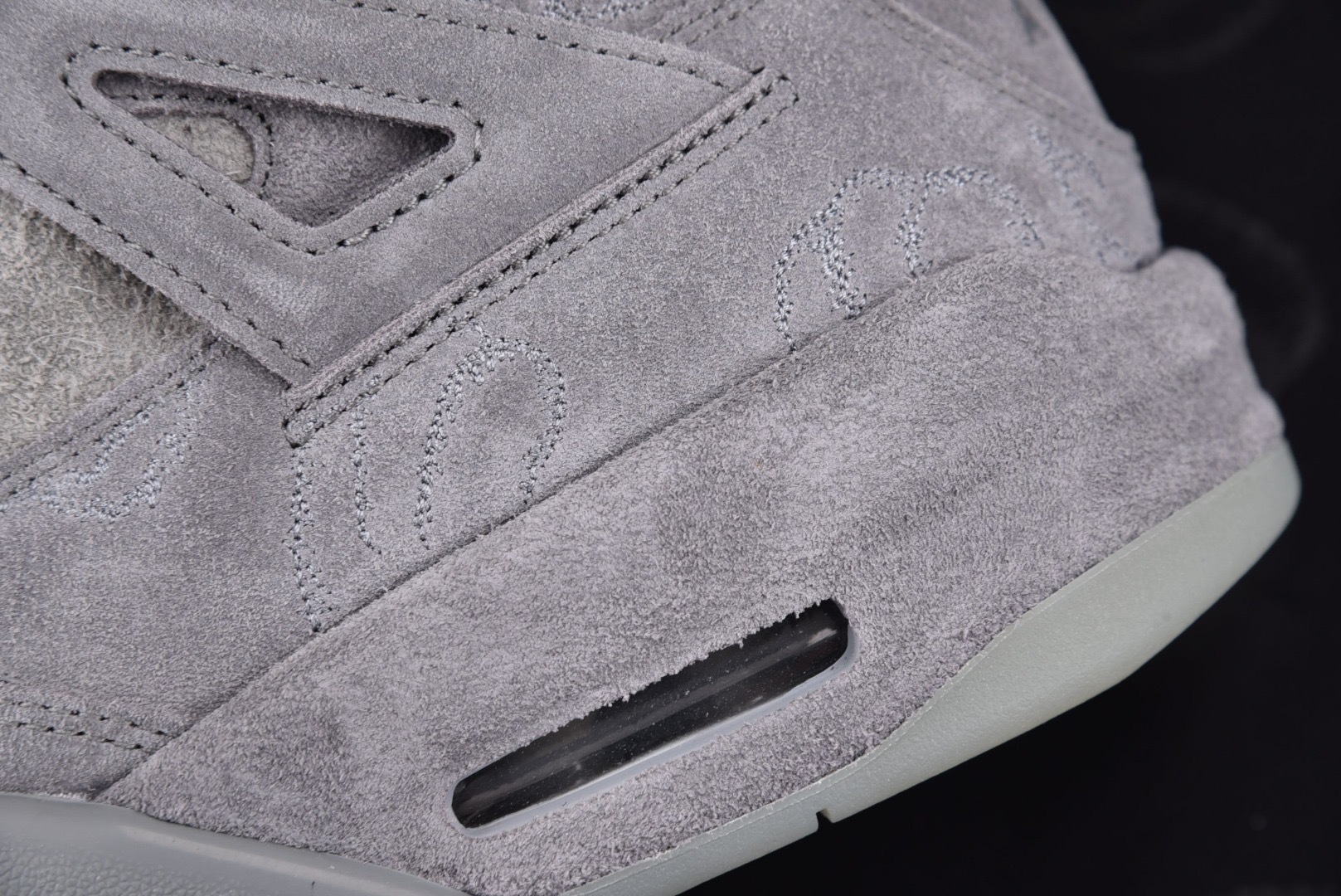 AJ4 灰麂皮 尺码：40.5-47.5Air Jordan 4 Retro Kaws 灰麂皮 夜光鞋底
