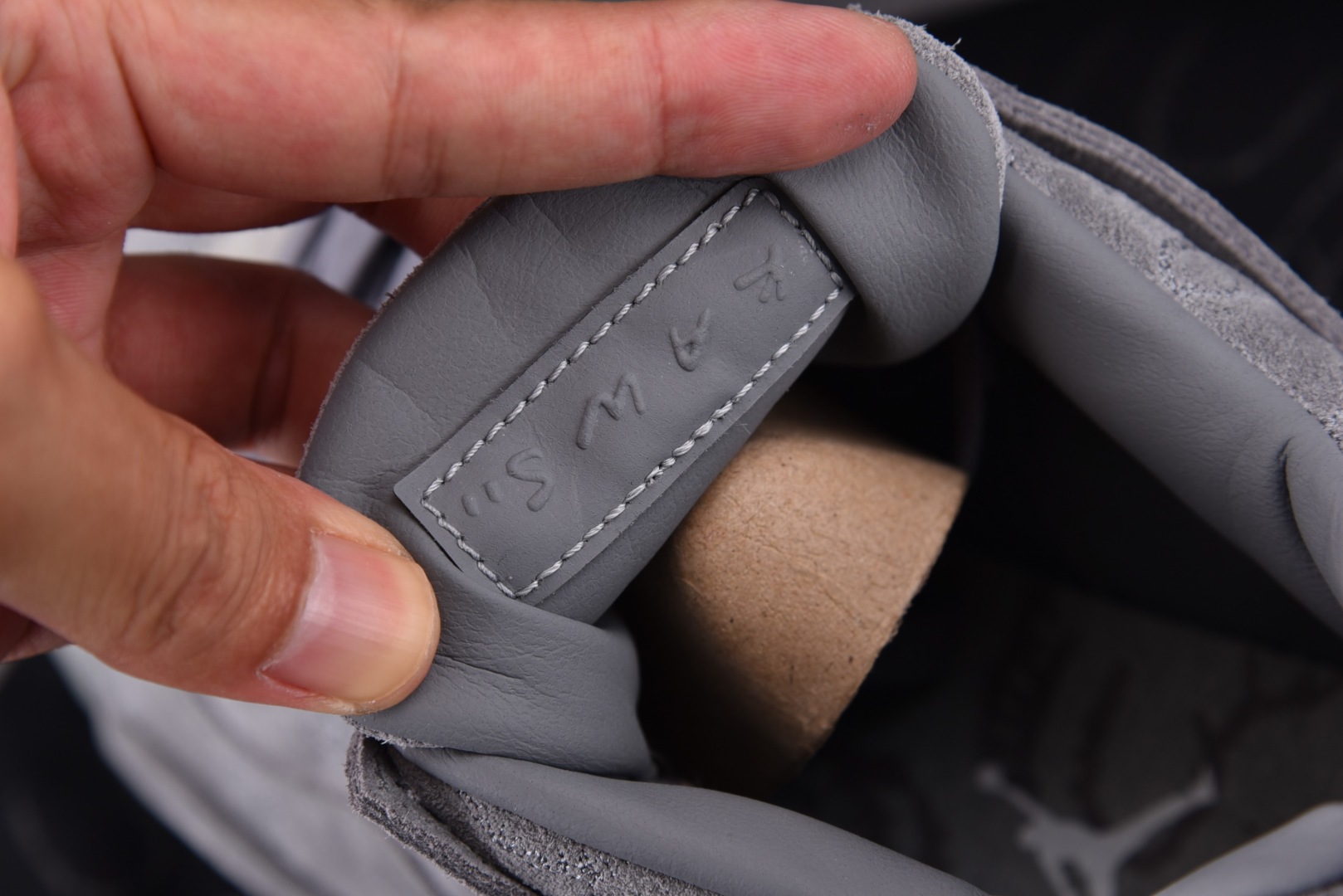 AJ4 灰麂皮 尺码：40.5-47.5Air Jordan 4 Retro Kaws 灰麂皮 夜光鞋底