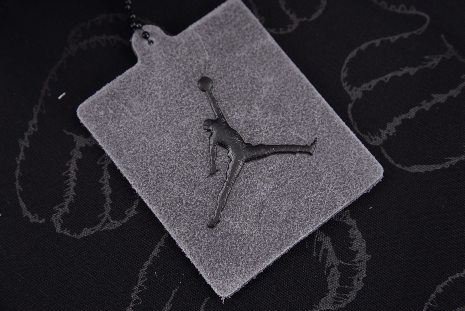 AJ4 灰麂皮 尺码：40.5-47.5Air Jordan 4 Retro Kaws 灰麂皮 夜光鞋底