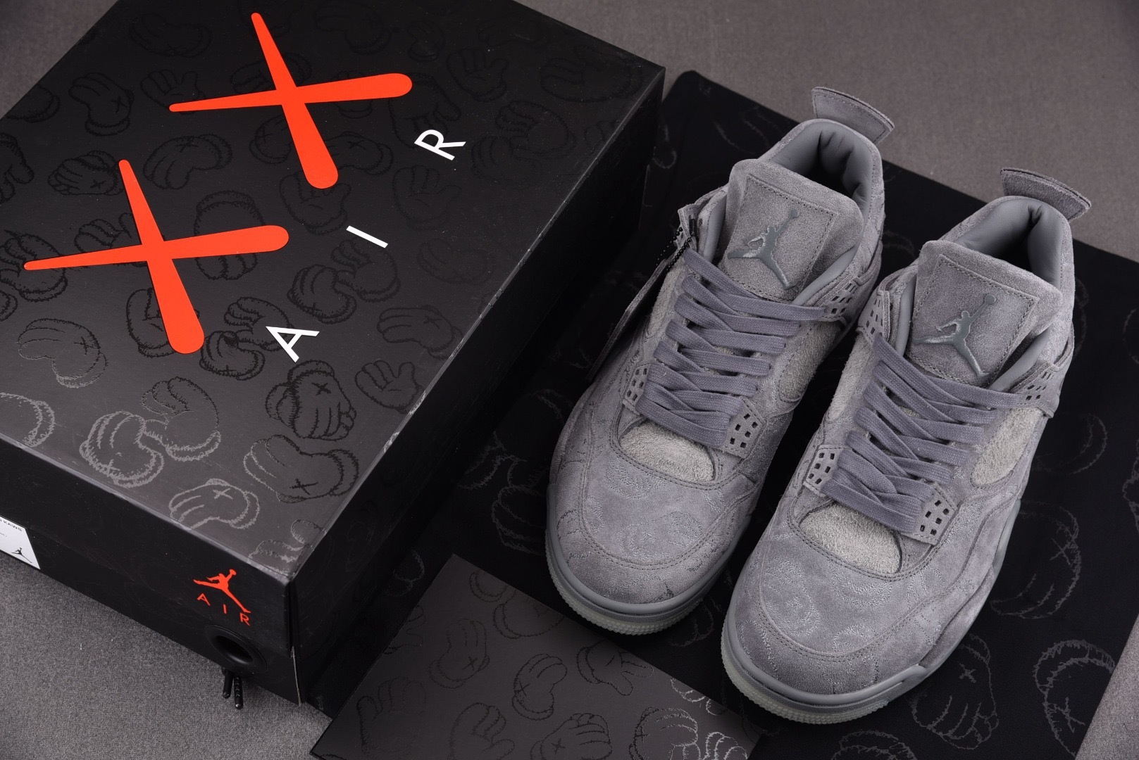 AJ4 灰麂皮 尺码：40.5-47.5Air Jordan 4 Retro Kaws 灰麂皮 夜光鞋底