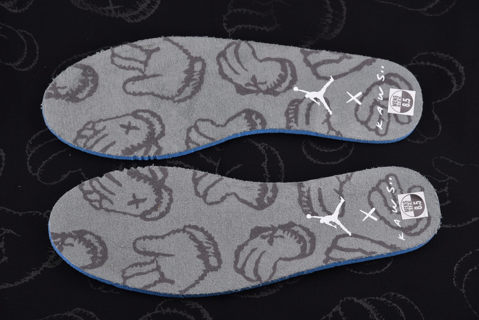 AJ4 灰麂皮 尺码：40.5-47.5Air Jordan 4 Retro Kaws 灰麂皮 夜光鞋底