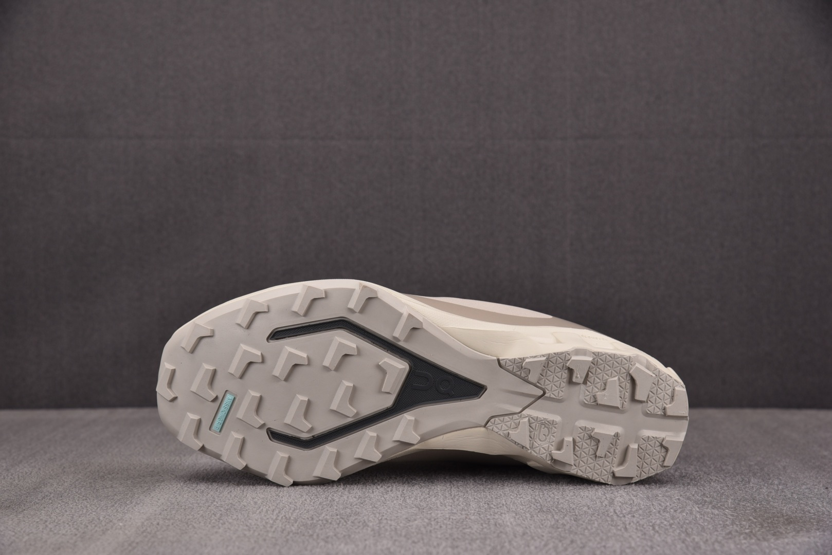 On昂跑 尺码:36-46纯原出品-PAF x On昂跑 Cloudventure 沙色 YZ039尺码