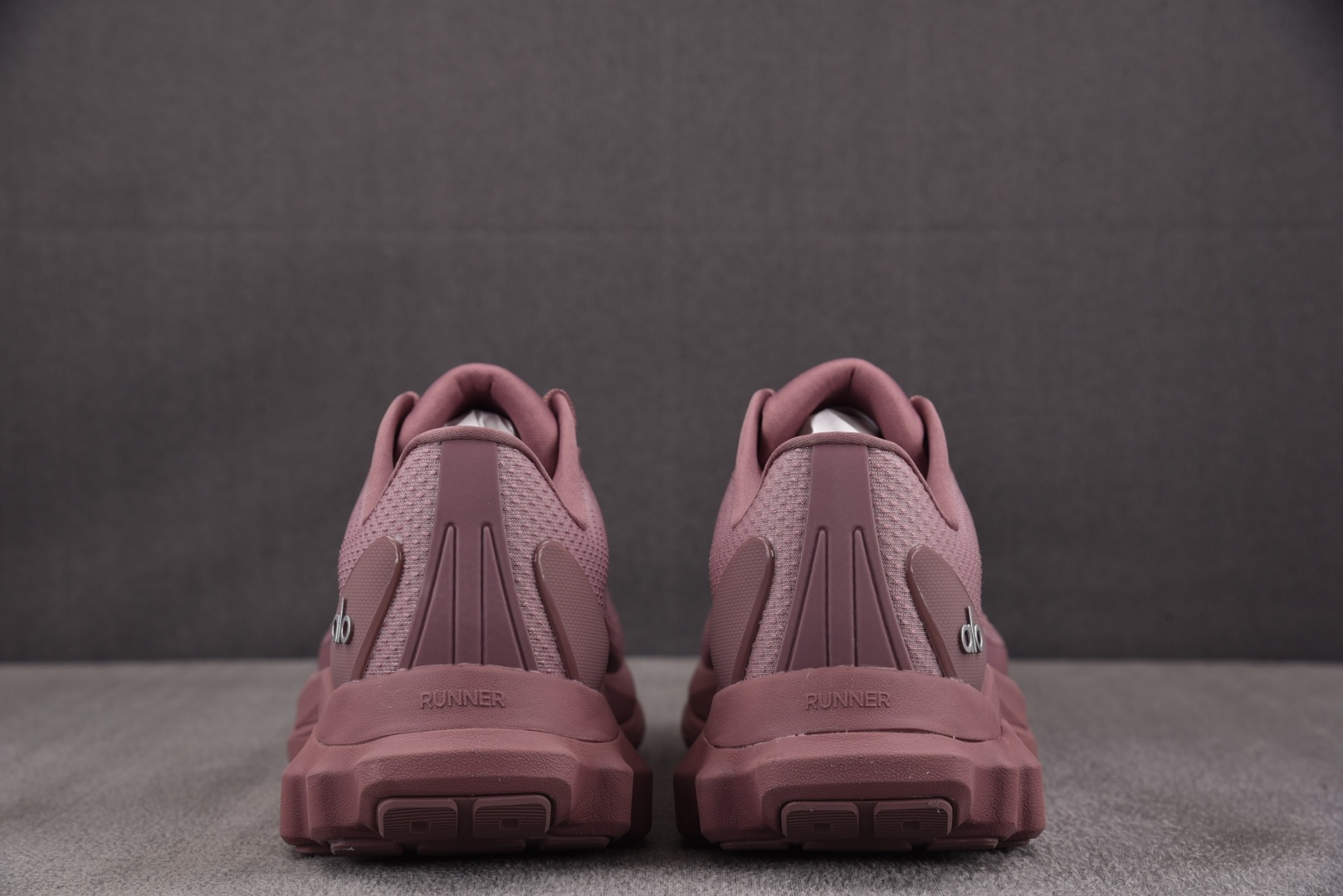 Alo 尺码36-45纯原版出品-Alo Runner 舒适百搭透气减震 低帮跑步鞋 男女同款 粉色YZ
