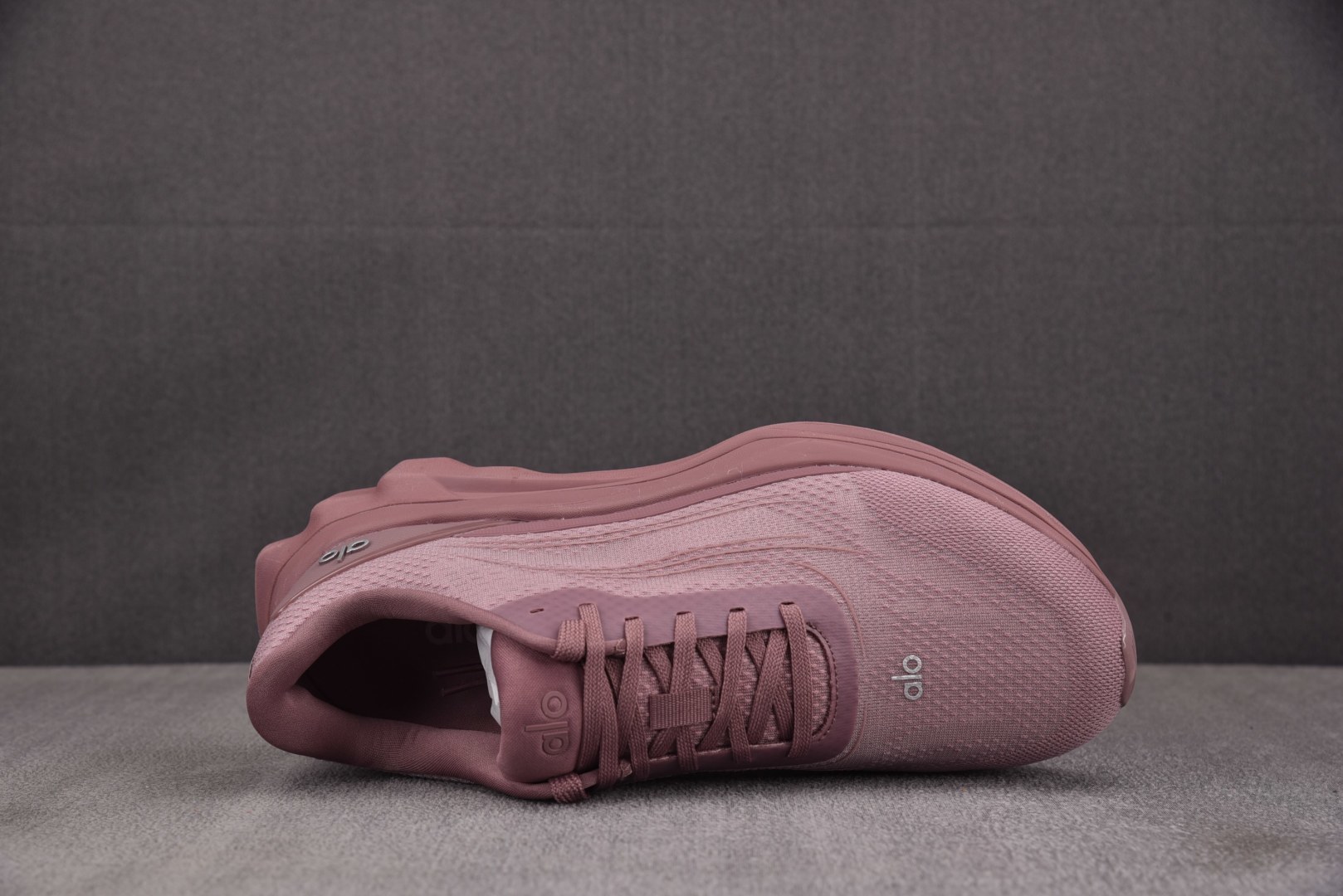 Alo 尺码36-45纯原版出品-Alo Runner 舒适百搭透气减震 低帮跑步鞋 男女同款 粉色YZ