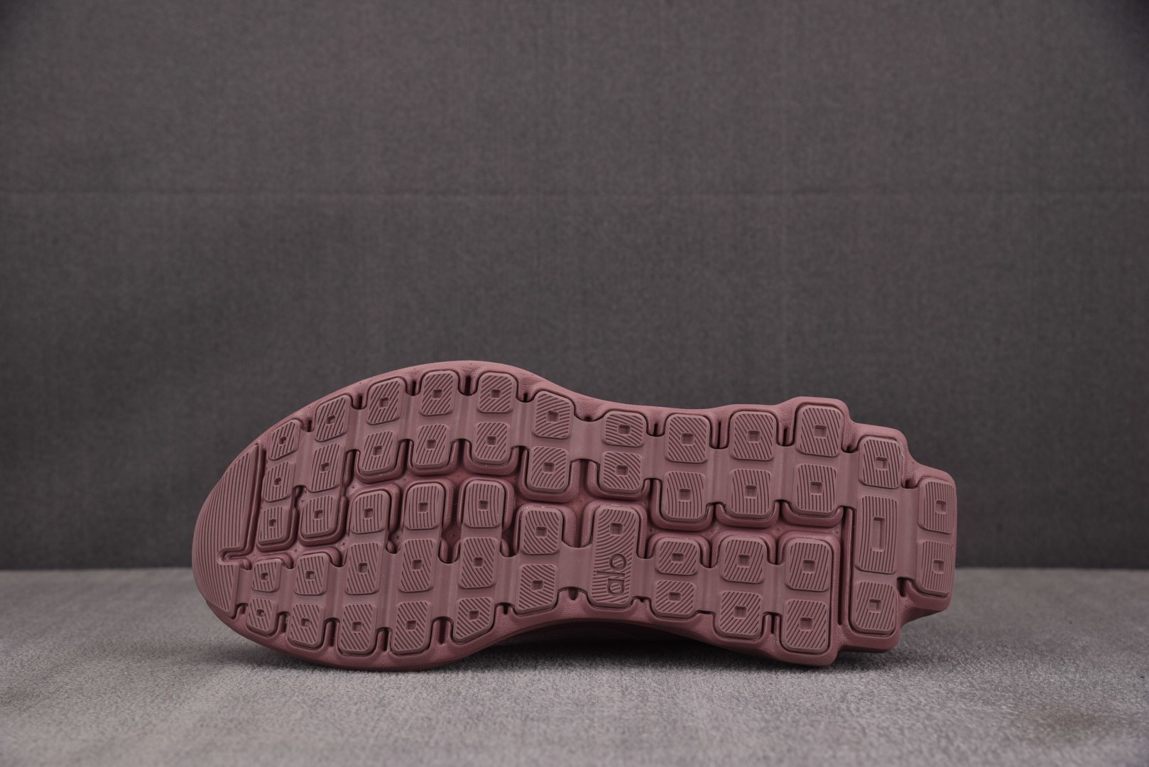 Alo 尺码36-45纯原版出品-Alo Runner 舒适百搭透气减震 低帮跑步鞋 男女同款 粉色YZ