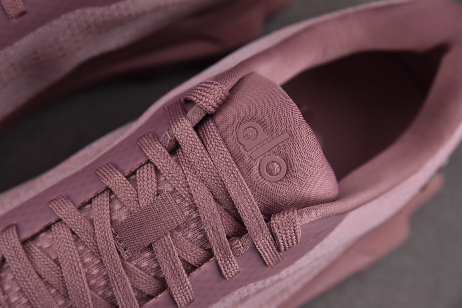 Alo 尺码36-45纯原版出品-Alo Runner 舒适百搭透气减震 低帮跑步鞋 男女同款 粉色YZ