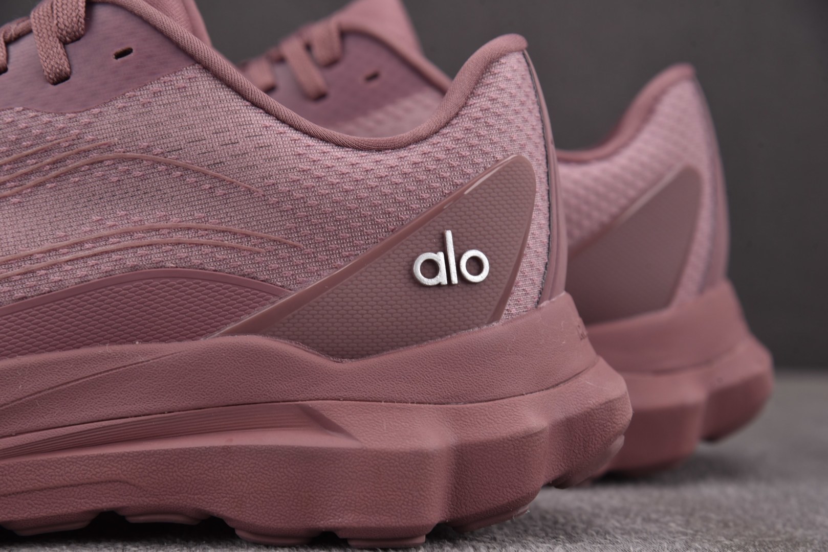 Alo 尺码36-45纯原版出品-Alo Runner 舒适百搭透气减震 低帮跑步鞋 男女同款 粉色YZ