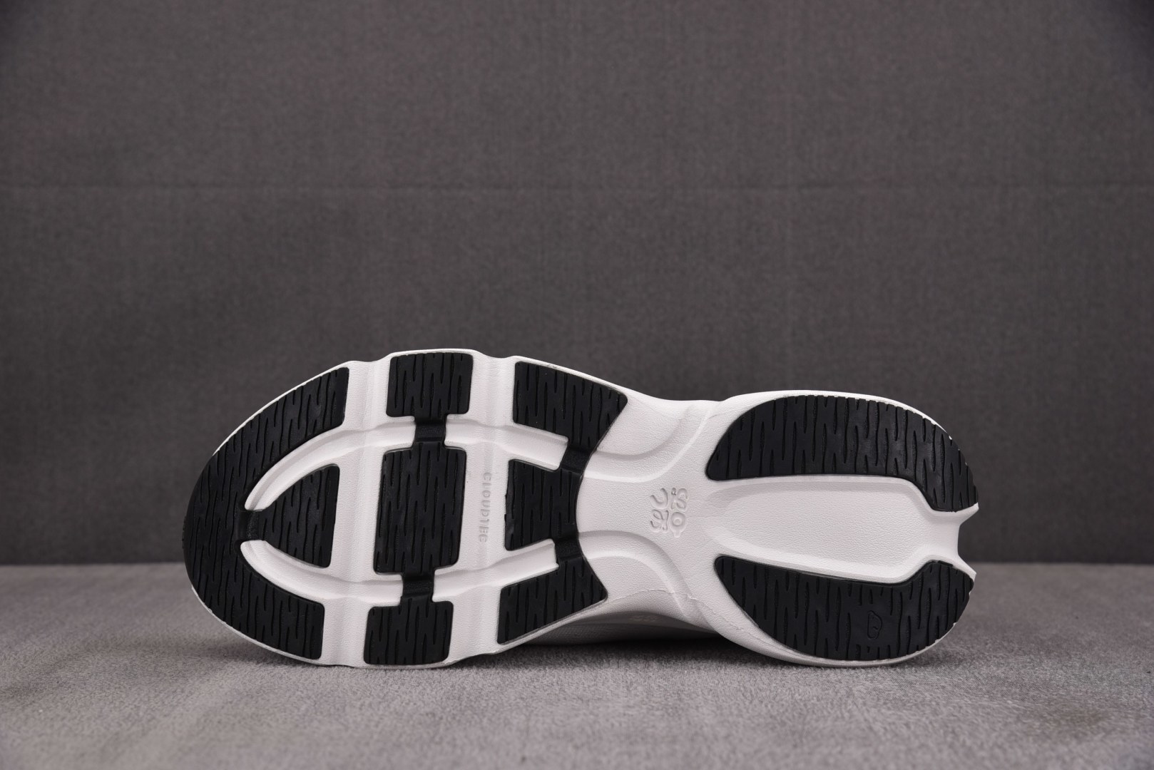 昂跑 尺码:36-45纯原出品-LOEWE x On Cloudtilt 昂跑 白色 YZ039尺码：3