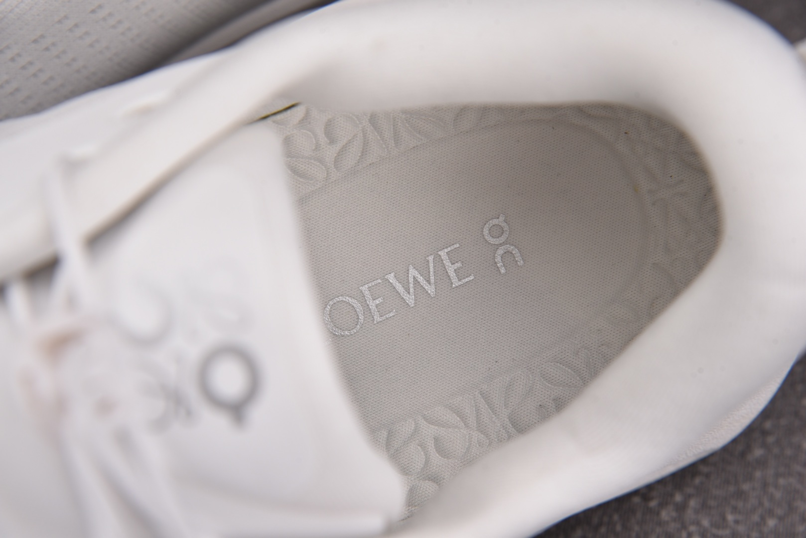 昂跑 尺码:36-45纯原出品-LOEWE x On Cloudtilt 昂跑 白色 YZ039尺码：3