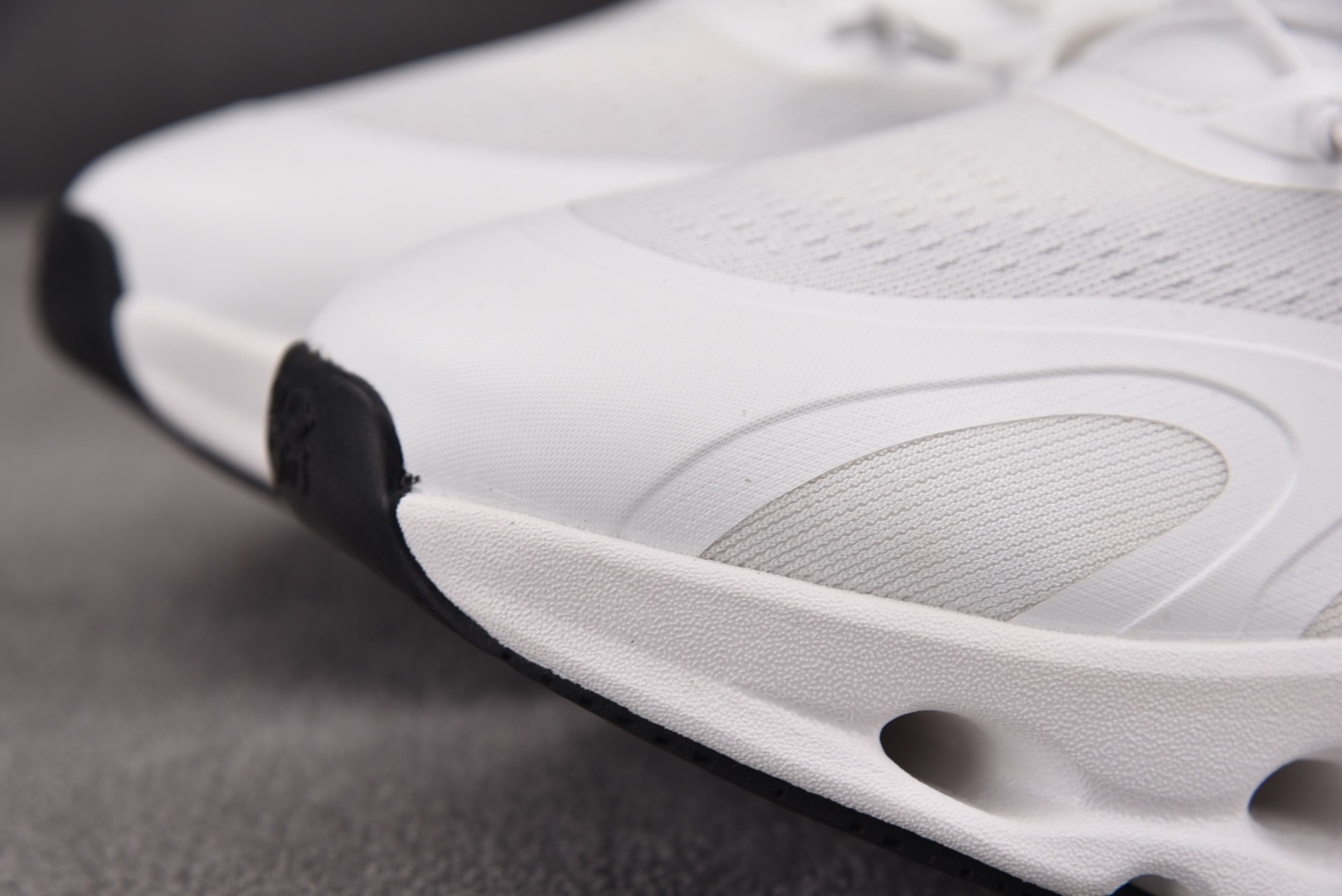 昂跑 尺码:36-45纯原出品-LOEWE x On Cloudtilt 昂跑 白色 YZ039尺码：3