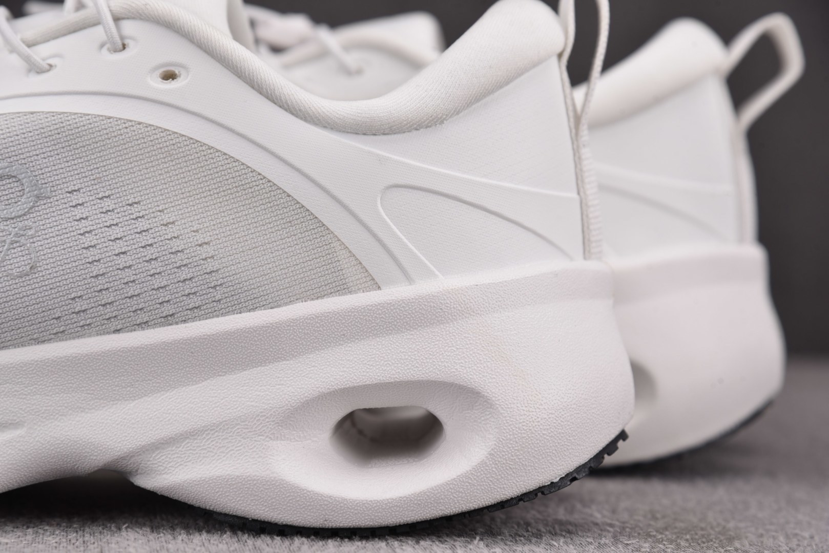 昂跑 尺码:36-45纯原出品-LOEWE x On Cloudtilt 昂跑 白色 YZ039尺码：3