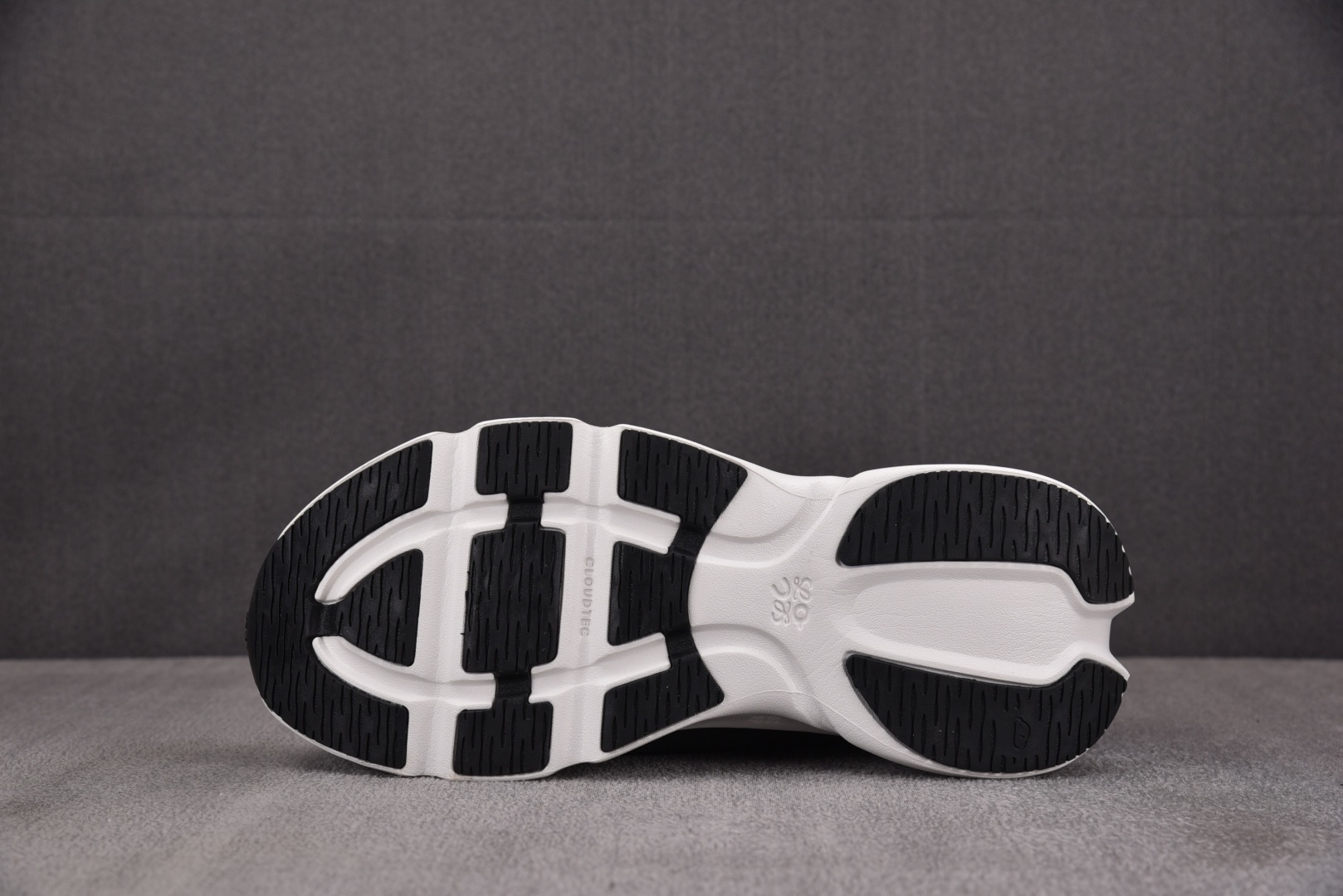 昂跑 尺码:36-45纯原出品-LOEWE x On Cloudtilt 昂跑 黑白灰 YZ039尺码：