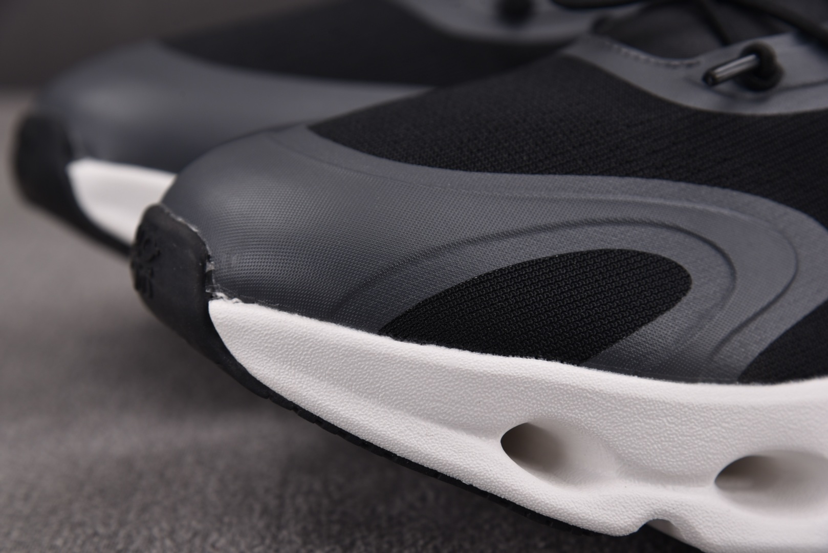 昂跑 尺码:36-45纯原出品-LOEWE x On Cloudtilt 昂跑 黑白灰 YZ039尺码：