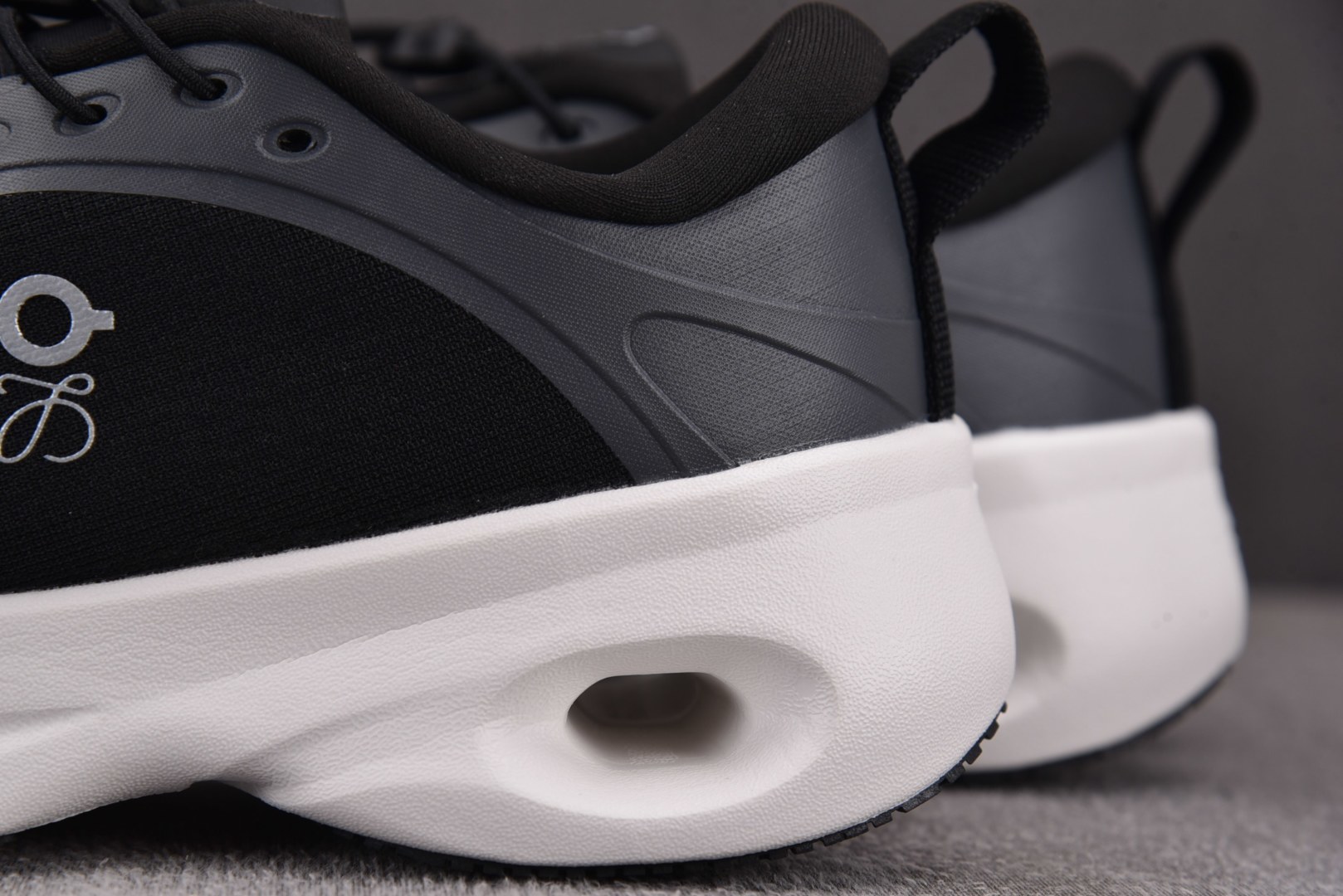 昂跑 尺码:36-45纯原出品-LOEWE x On Cloudtilt 昂跑 黑白灰 YZ039尺码：