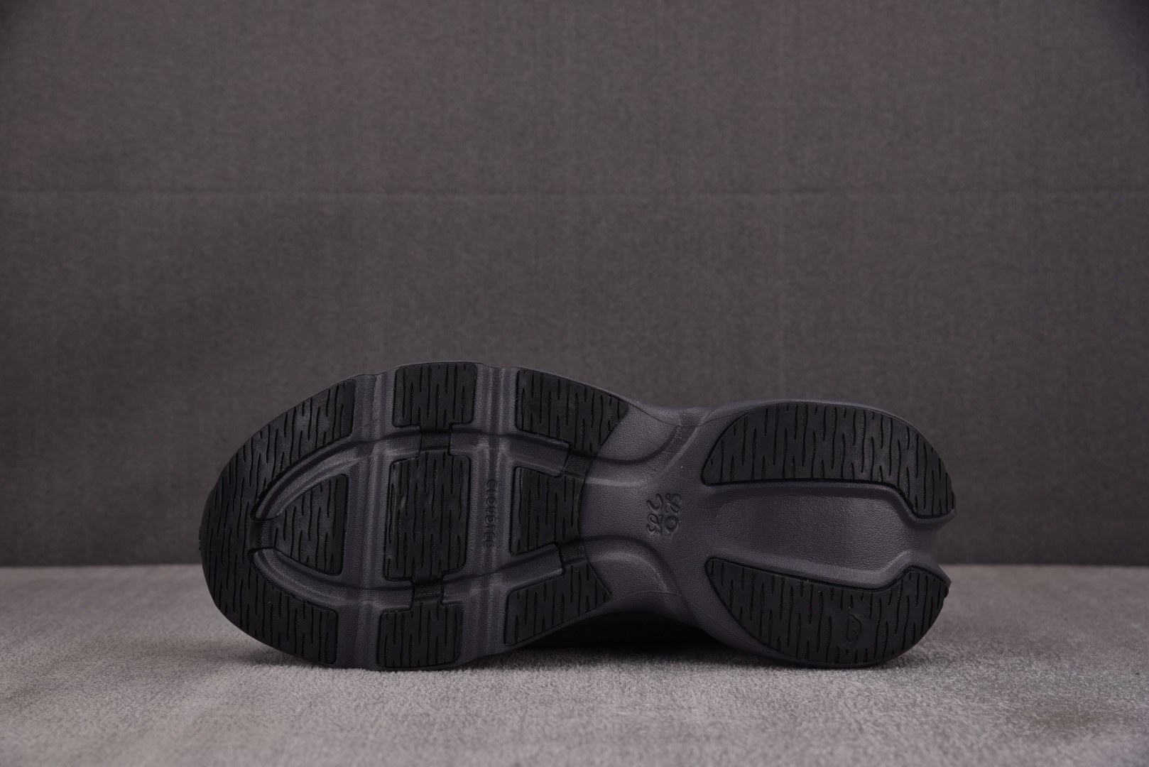 昂跑 尺码:36-45纯原出品-LOEWE x On Cloudtilt 昂跑 黑灰 YZ039尺码：3