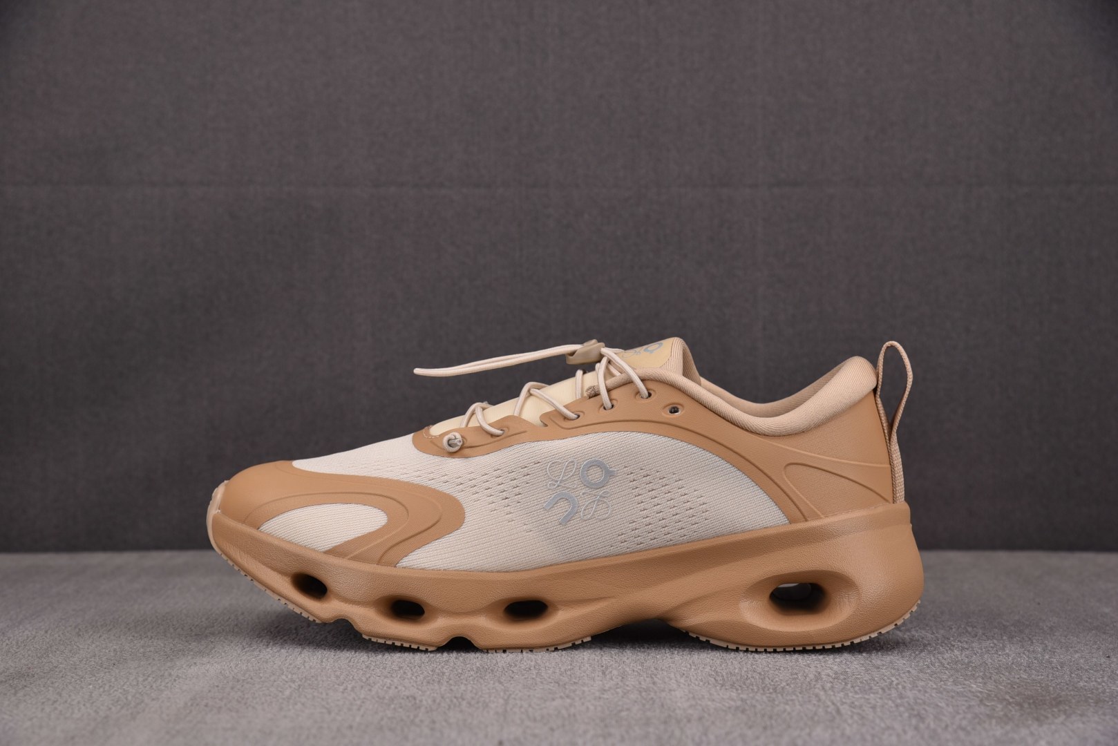 昂跑 尺码:36-45纯原出品-LOEWE x On Cloudtilt 昂跑 棕灰 YZ039尺码：3