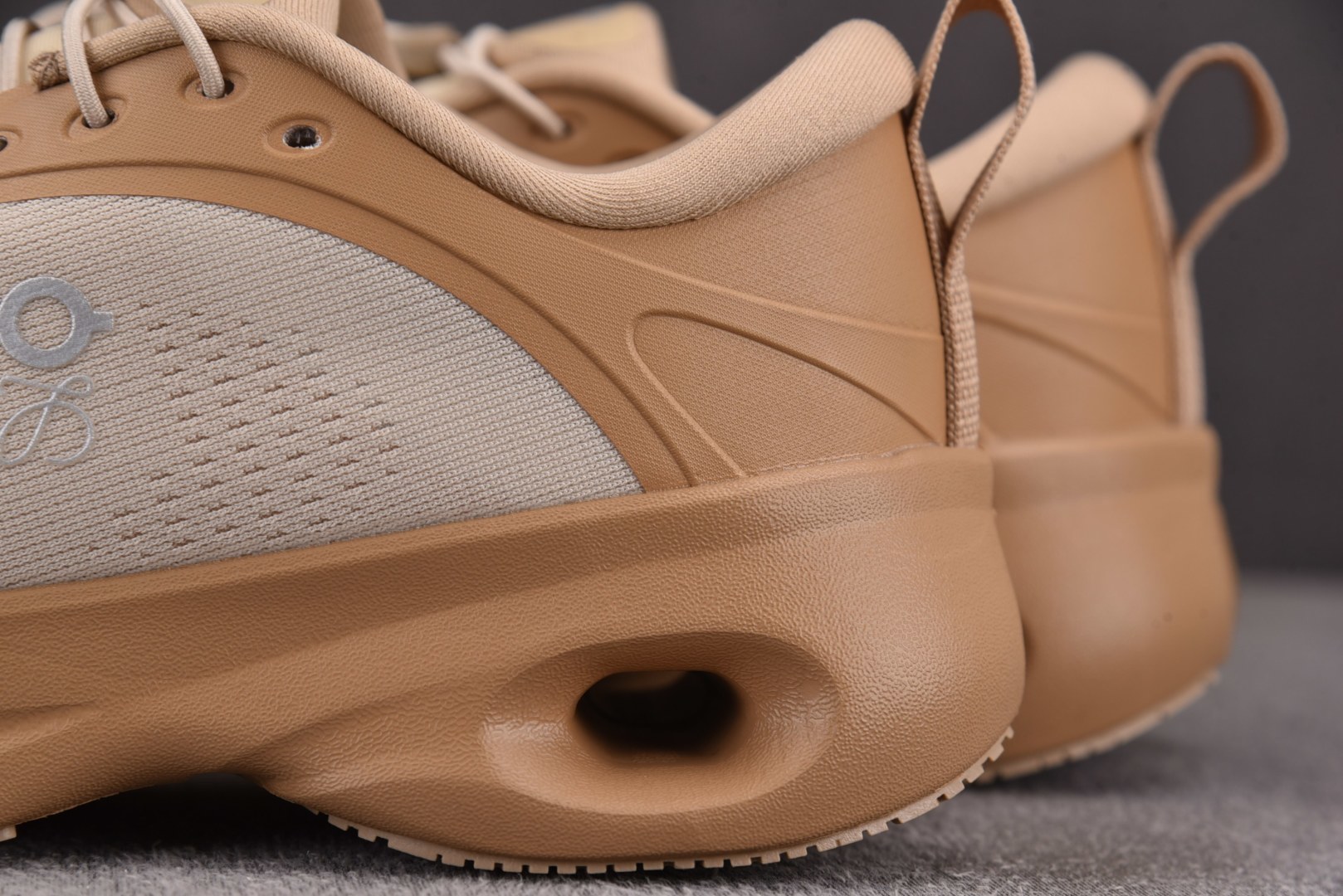 昂跑 尺码:36-45纯原出品-LOEWE x On Cloudtilt 昂跑 棕灰 YZ039尺码：3