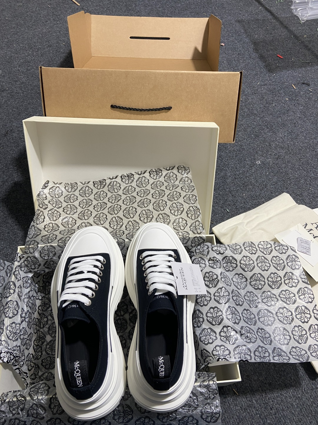 麦昆 尺码:36-45纯原出品-Alexander McQueen 低帮黑白 麦昆松糕帆布鞋 YZ022