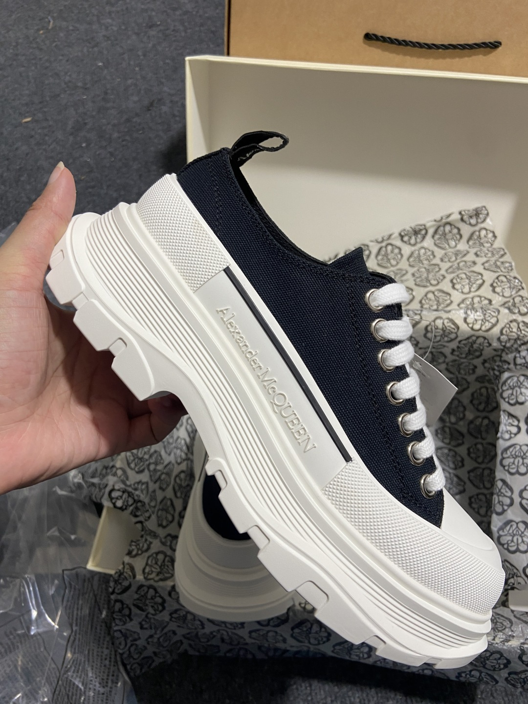 麦昆 尺码:36-45纯原出品-Alexander McQueen 低帮黑白 麦昆松糕帆布鞋 YZ022