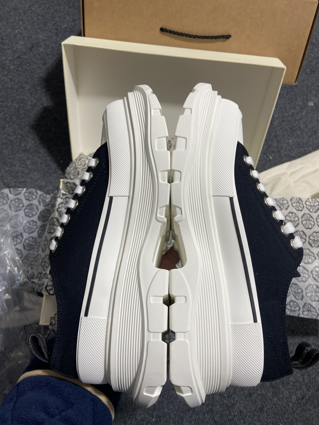 麦昆 尺码:36-45纯原出品-Alexander McQueen 低帮黑白 麦昆松糕帆布鞋 YZ022