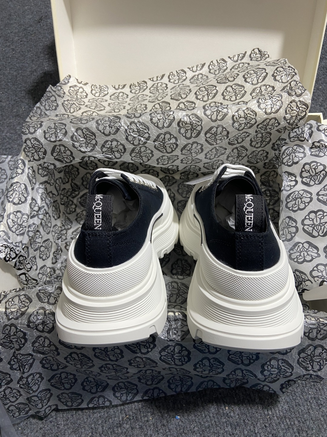 麦昆 尺码:36-45纯原出品-Alexander McQueen 低帮黑白 麦昆松糕帆布鞋 YZ022