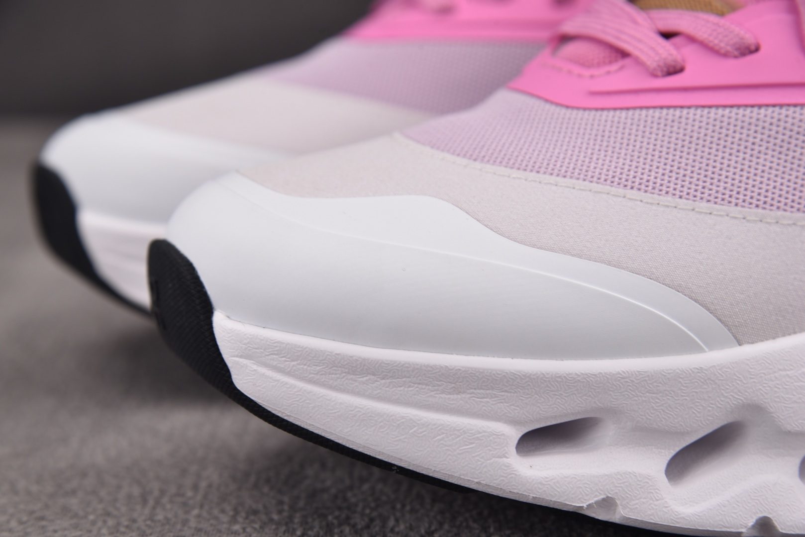 ON昂跑 尺码:36-47纯原出品-On x LOEWE Cloudtilt 2.0 粉 YZ004尺码