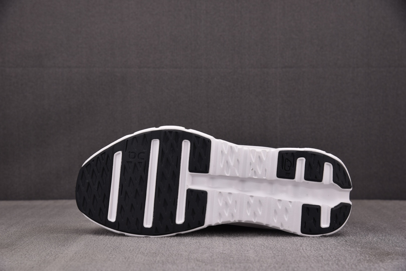 ON昂跑 尺码:36-47纯原出品-On x LOEWE Cloudtilt 2.0 黑白 YZ004尺