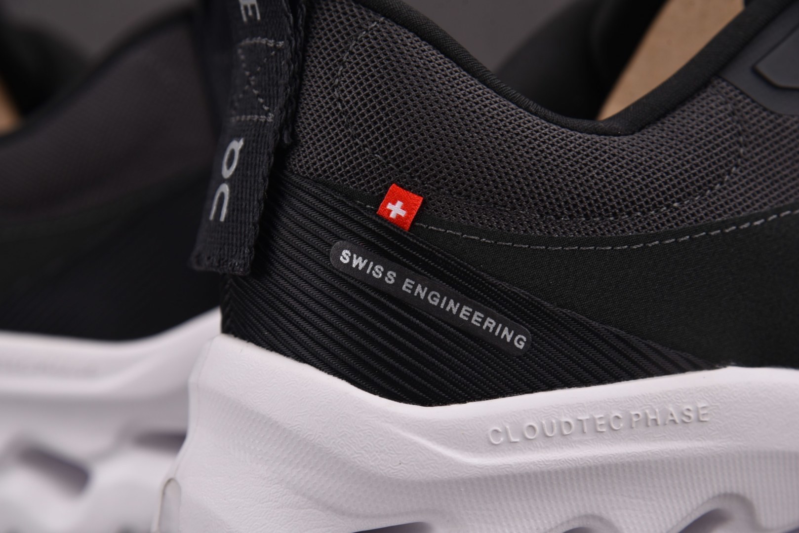 ON昂跑 尺码:36-47纯原出品-On x LOEWE Cloudtilt 2.0 黑白 YZ004尺