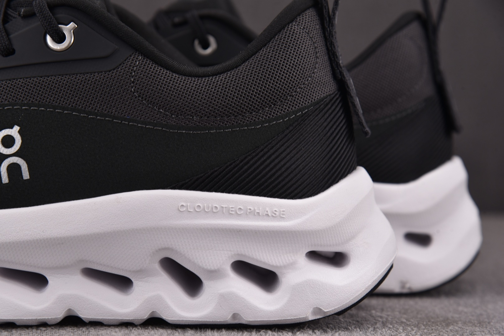 ON昂跑 尺码:36-47纯原出品-On x LOEWE Cloudtilt 2.0 黑白 YZ004尺