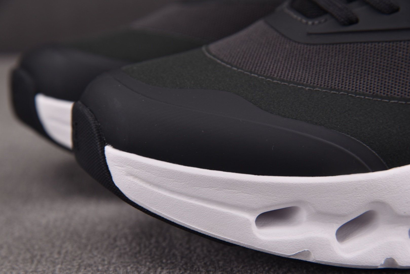 ON昂跑 尺码:36-47纯原出品-On x LOEWE Cloudtilt 2.0 黑白 YZ004尺