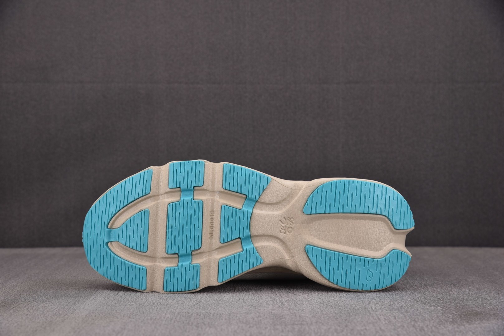 昂跑 尺码:36-45纯原出品-LOEWE x On Cloudtilt 昂跑 米蓝 YZ039尺码：3